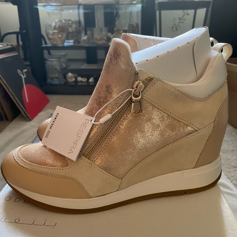 Brand nee Geox Respira Wedge Sneakers! Includes box and tags! Size US9, ITA39